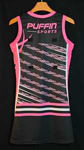 Maillot de netball personnalisé PUFFIN SPORTS sans manches, col en V, impression sublimée, évacuation de l'humidité, 100 % polyester, coupe athlétique pour homme - Product Image 5