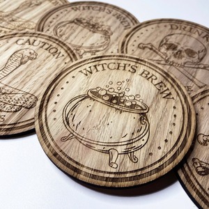 Juego de posavasos de madera con calaveras grabadas, posavasos espeluznantes para realzar la decoración de terror y ayudar a mantener las superficies limpias y sin rayones - Product Image 5