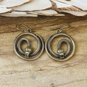 Pendientes Colgantes de Serpiente de Diseño Vintage, Joyería Boho de Latón para Mujer, Acabado de Latón Antiguo, Espiral, Animal, Gótico, Venta al por Mayor/OEM/ODM - Product Image 1