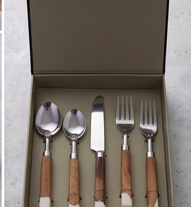 Ensemble de couverts en acier inoxydable avec manche en bois, design minimaliste, 5 pièces, compatible lave-vaisselle, couleur argentée, pour table à manger - Product Image 6