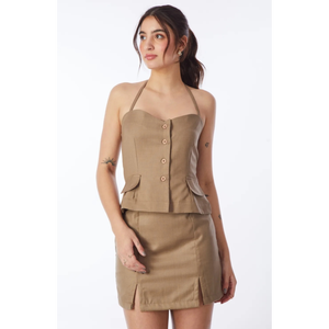 ชุดเสื้อกั๊กผ้าลินินสีเบจแบบผูกคอและกระโปรงสั้นเข้าชุด สีเบจทราย สไตล์มินิมอล ซาฟารีชิค หรือ หรูหราแบบเรียบง่าย - Product Image 1