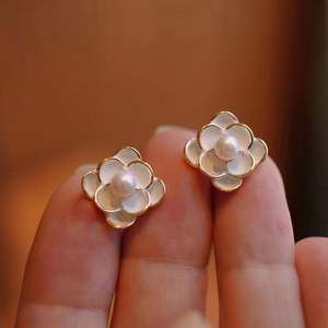 Boucles d'oreilles classiques rétro baroques en perles, accessoires de luxe simples et haut de gamme, perles naturelles pour un style élégant et unique - Product Image 1