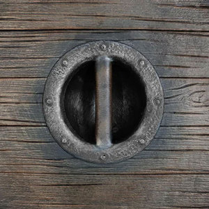 Bouclier rond en bois Viking de haute qualité, design nordique classique, artisanat fait main pour la décoration et les événements costumés - Product Image 2