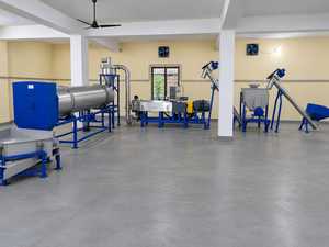 Nueva Línea de Producción de Alimento Flotante para Peces, Planta de Máquinas de Pellets Metálicos Completamente Automática con Alta Productividad, Capacidad de 1 Tonelada/Hora - Product Image 4