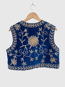 Gilet court en velours bleu brodé floral pour femme, style bohème, sans manches, col en V, fait main - Product Image 4