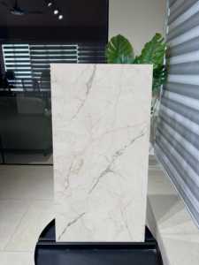 คาลาคัตต้า บลู เวน่า ลักซ์ – กระเบื้องพอร์ซเลนลายหินอ่อนสีขาวระดับพรีเมียม - Product Image 2