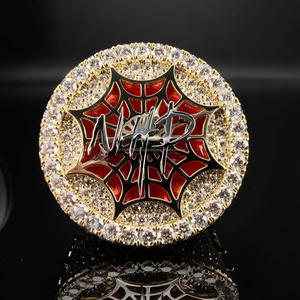 Bague personnalisée en or de luxe pour homme, sertie de diamants de laboratoire, motif toile d'araignée, style hip-hop, avec logo personnalisé - Product Image 1