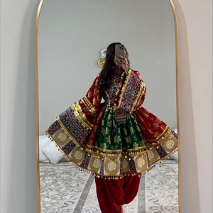 Robe de soirée longue en velours violet prune profond, ornée de broderies dorées royales sur le corsage et les manches. - Product Image 1