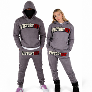 Conjunto Deportivo de Felpa con Bordado Chenille, Sudadera con Capucha y Pantalones Deportivos con Logotipo Personalizado, Ropa Deportiva Unisex de Primera Calidad - Product Image 1