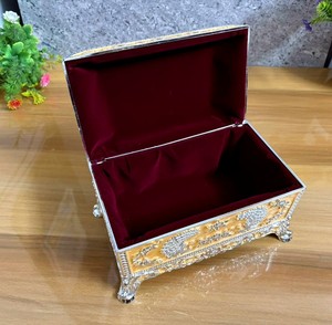 Boîte à bijoux de luxe en argent allemand à motif paon |   Coffret en métal gaufré moderne avec doublure en velours, boîte de rangement décorative pour souvenirs Nirmala - Product Image 2