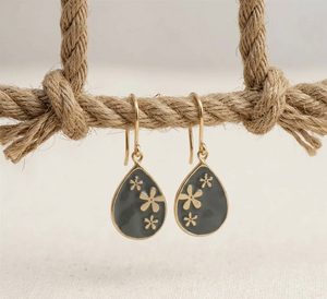 Pendientes Colgantes de Latón Hechos a Mano con Grabado Floral y Esmalte Marrón Café, Opción de Regalo Moderna y Elegante - Product Image 3