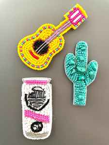 Elegante broche bordado con cuentas de semillas, hecho a mano, decorativo y a la moda para mujer, a precio económico. - Product Image 4