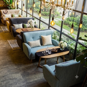 Meubles d'intérieur en teck sur mesure pour projets de café et d'hôtel - Product Image 1