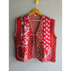 Chaleco acolchado rojo con estampado floral para mujer, estilo denim con patchwork, sin mangas, con bolsillos, para uso casual, regalo para ella. - Product Image 1