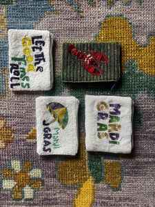 Monedero de Lona Hecho a Mano de Alta Calidad con Cuentas, Cremallera y Cadena, Diseño de Cápsula Blanca 'Take Chill', Bonito Estuche para Regalos de Mujer - Product Image 3