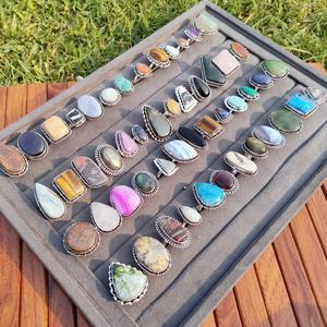 Anillo de latón con acabado antiguo y piedra natural para protección, prosperidad y uso diario, disponible a un precio asequible desde India. - Product Image 3