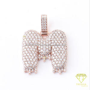 Elegante Collar con Colgante de Letra M, Diseño Detallado y Brillante, Joyería de Moda para Hombres y Mujeres, Venta al Por Mayor - Product Image 4