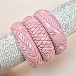 Elegancia Étnica, Joyería Tradicional India, Brazalete de Resina Sólida con Corte Brillante Redondo, Diseño Floral y Mate, Estilo Clásico - Product Image 3