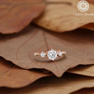 แหวนหมั้นผู้หญิง Charm_Jewells ชุบทองคำขาว 18K ประดับเพชรโมอิสซาไนต์ทรงคุชชั่น ดีไซน์คลาสสิคแบบหนามเตย พร้อมใบรับรอง IGI - Product Image 5