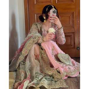 Ensemble de costume de soirée brodé de sequins de créateur pour la mode indienne et pakistanaise - Product Image 2