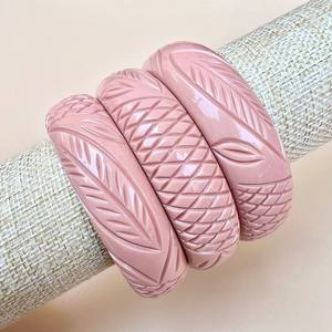 Brazalete de Resina a la Moda para Mujeres Indias, Estilo Ángel, Hecho a Mano y Personalizable - Product Image 3