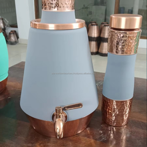 Bouteille en cuivre avec tasse Cuisine et verres de table Bouteilles d'eau en cuivre pur disponibles chez Abordable metal - Product Image 1