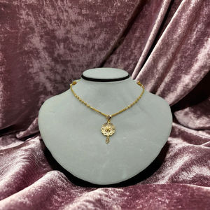 Collier en or jaune avec pendentif fleur texturé et détails en filigrane complexe, bijoux raffinés pour femmes - Product Image 3