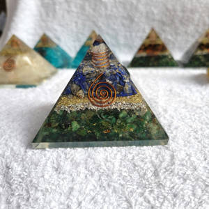 La mejor calidad grande 80mm Orgone verde Aventurina lapislázuli pirámide resina tallada a mano amor piedras preciosas naturales Chips Top Trending - Product Image 1