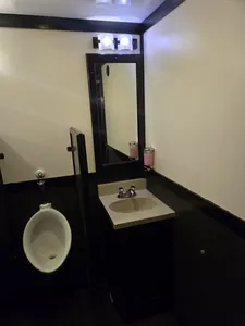 Remolque de Baños Portátiles, Fabricado en EE. UU. - 2 cabinas para mujeres, 1 cabina para hombre, 3 urinarios - Product Image 3