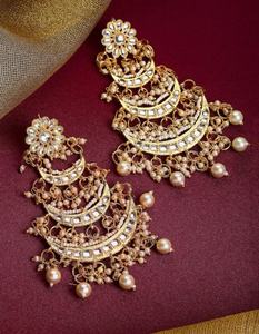 Pendientes de Perlas Multicapa con Diseño Floral Kundan Tradicional Indio, Chapados en Oro, para Novias, Bodas, Estilo Étnico - Product Image 2
