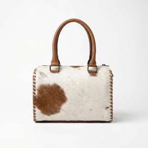 Elegante Bolso de Viaje de Cuero Genuino 100% con Grabado Floral Hecho a Mano, Resistente al Agua, con Cierre de Cremallera - Product Image 4