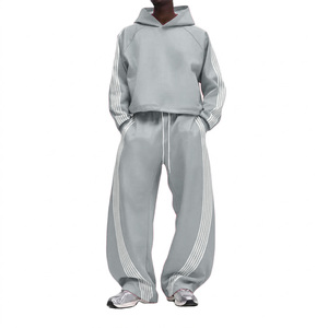 Conjunto de chándal de diseñador para hombre, sudadera con capucha con rayas en contraste y pantalones anchos de corte holgado, sudadera informal deportiva de gran tamaño - Product Image 4