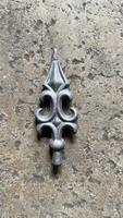 Embout de rampe d'escalier moderne en fonte, motif fleur de lys, pour balcon et villa, accent architectural décoratif