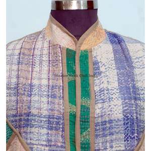 Gilet élégant en coton Kantha fait main pour femme, col en V, veste courte d'hiver avec logo brodé au dos, style streetwear - Product Image 3