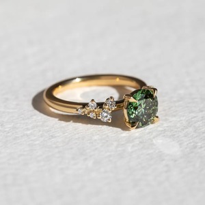 Anillo de compromiso de oro amarillo de 14K con diamante verde de 1.50CT talla cojín cultivado en laboratorio y piedras laterales en racimo - Product Image 2