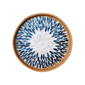 Plateau de service rond en rotin fait main, incrusté de mosaïque de coquillages nacrés, plateau décoratif créatif pour table basse et organisateur de nourriture - Product Image 1
