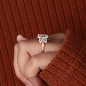 Bague de fiançailles en or massif 14 carats avec trois pierres halo en diamant de laboratoire taille radiant de 3 carats - Product Image 2