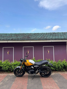 MOTO TRIUMPH "SPEED 400" avec échappement double rouge et noir, finition argentée, avec plaque d'immatriculation 400 - Product Image 3
