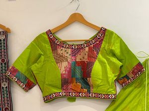 Lehenga Choli à imprimé feuille d'or avec broderie de fils miroir, Blouse et Dupatta Bandhej, Tenue de créateur pour occasions festives (130 bhakti lehngha) - Product Image 1