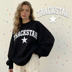 เสื้อสเวตเชิ้ตสีชมพูขนาดใหญ่สำหรับผู้หญิง พร้อมลายกราฟิกตัวอักษร Trackstar สไตล์สตรีทแวร์สุดชิค - Product Image 3