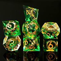 Ensemble de dés polyédriques DND avec 7 dés en résine, anneau doré inclus, pour les jeux de rôle D&D