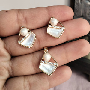 Conjunto de Colgantes Geométricos de Perlas de Agua Dulce, Conjunto de Madreperla, Conjunto de Perlas Chapadas en Oro, Venta al por Mayor - Product Image 4