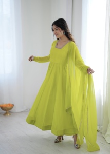Vestido Anarkali Imperial de Georgette Sintética con Corte Kali y Borde de Encaje Circular de Cinco Metros con Cola Drapeada y Corte Entallado para Mujer - Alta Costura - Product Image 5