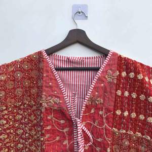 เสื้อกั๊กสไตล์โบฮีเมียนวินเทจสำหรับผู้หญิง ผ้าฝ้าย 100% ทำมือ ตกแต่งด้วยผ้าปะติดปะต่อแบบฮิปปี้ ติดกระดุมสองแถว มีกระเป๋าปักลาย - Product Image 4