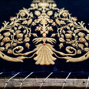 Parche Bordado a Mano con Láminas de Oro para Vestimenta Eclesiástica |   Motivo floral grande con cruz para cólidos litúrgicos, frontales de altar y estolas - Product Image 4