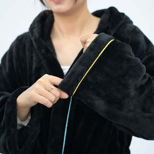 Albornoz con Capucha de Terciopelo Coral Personalizado ODM/OEM de Fábrica, Venta Caliente, con Logotipo Bordado de Lujo, Tela de Poliéster para Spa - Product Image 4