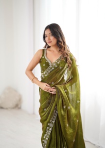 Sari en soie Fandy avec broderie de fils et de sequins, accompagné d'un haut assorti avec broderie de fils et de sequins. - Product Image 2