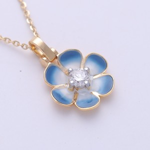 Colgante Floral de Esmalte Azul con Diamante Cultivado en Laboratorio Certificado por IGI en Oro de 18K con Engaste Solitario - Product Image 3