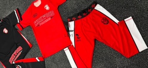 Ensemble de vêtements de sport compressifs personnalisés haut de gamme comprenant un maillot assorti à des leggings et des shorts compressifs - Product Image 4