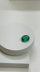 Sadiya International Pierre précieuse émeraude naturelle non traitée de 2,47 carats, taille ovale, provenance Zambie, couleur vert vif - Product Image 5